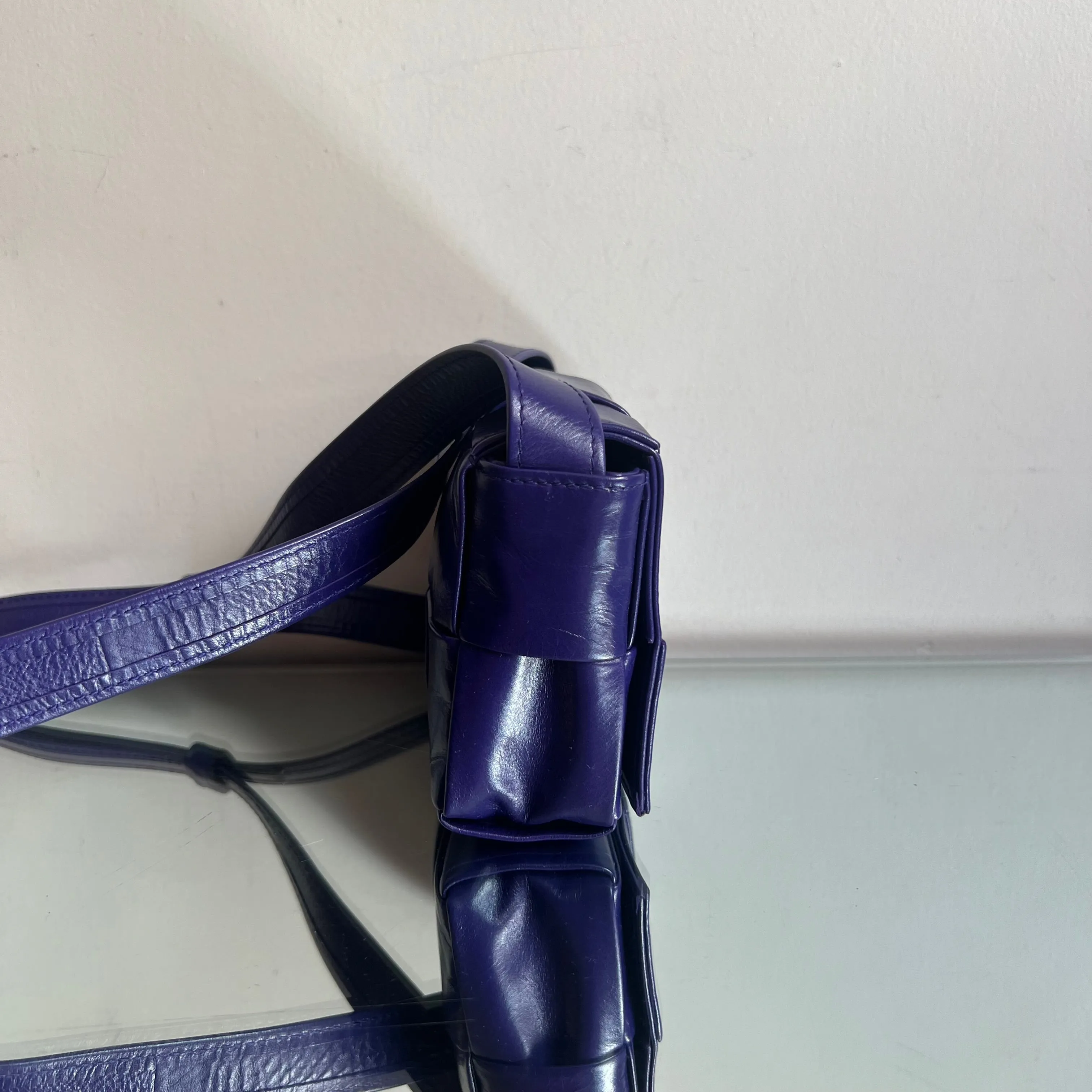 Bolsa Bottega Veneta Cassete Mini Roxa