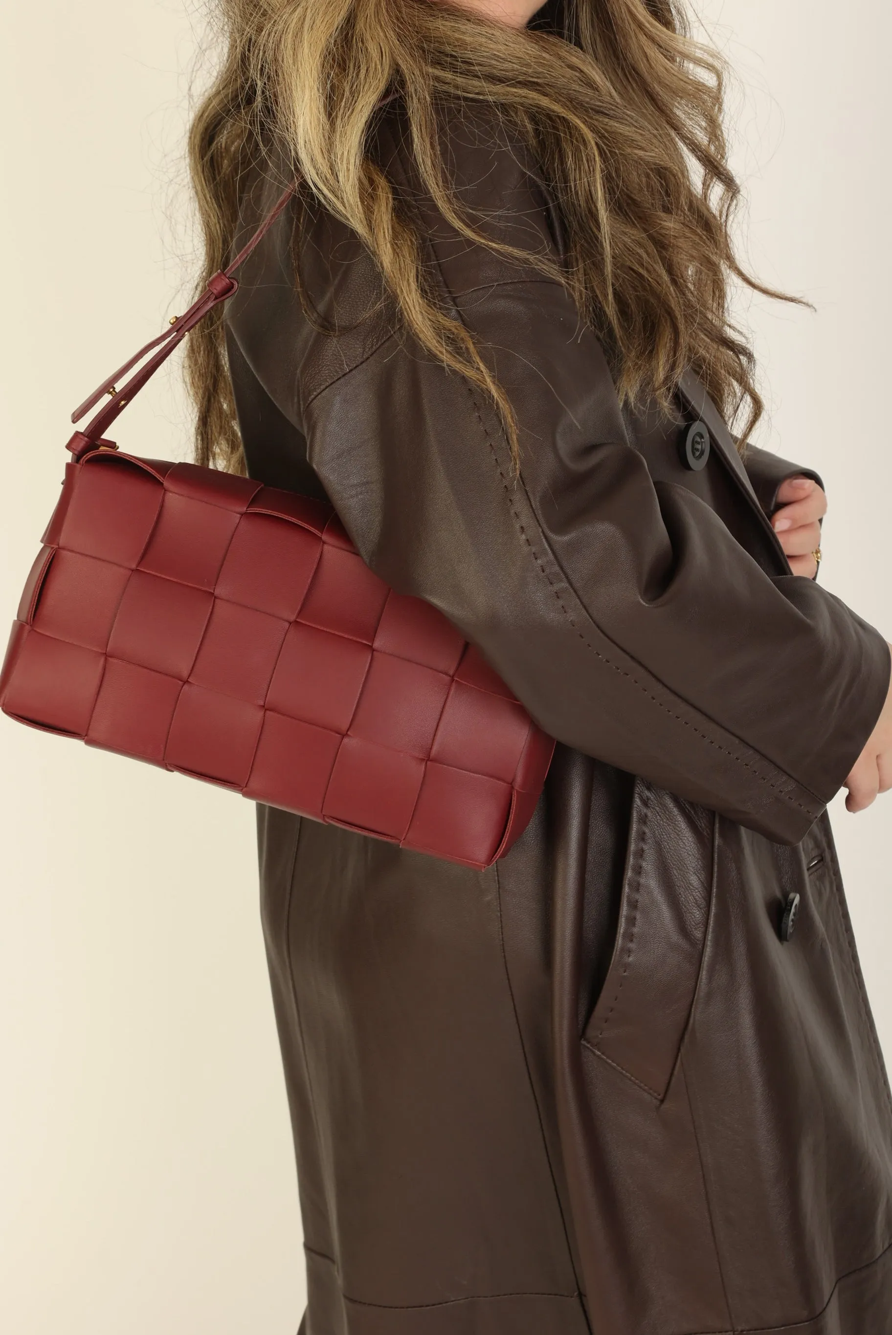 Chic Bottega Veneta Cassette Shoulder Bag in Brick Red