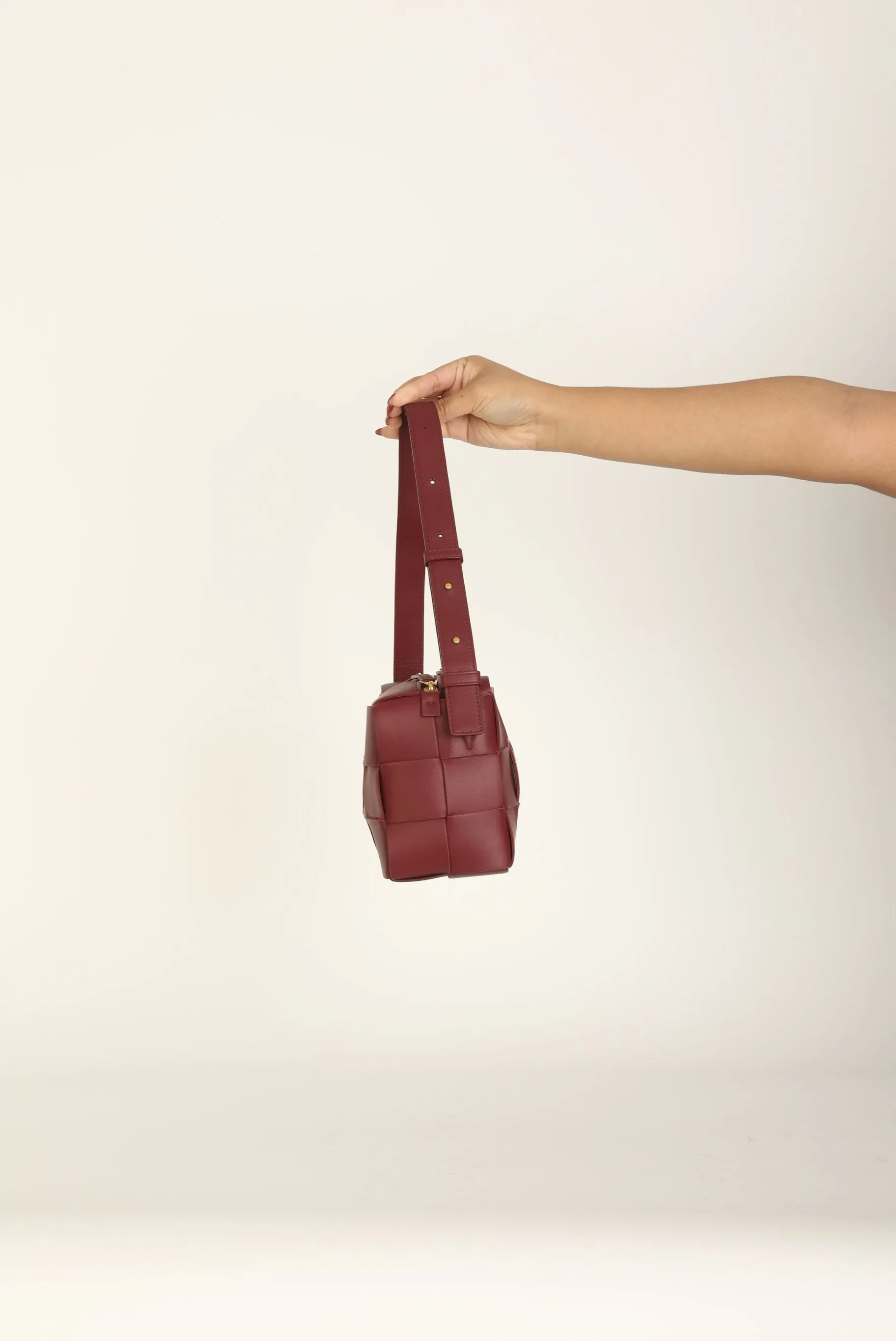 Chic Bottega Veneta Cassette Shoulder Bag in Brick Red