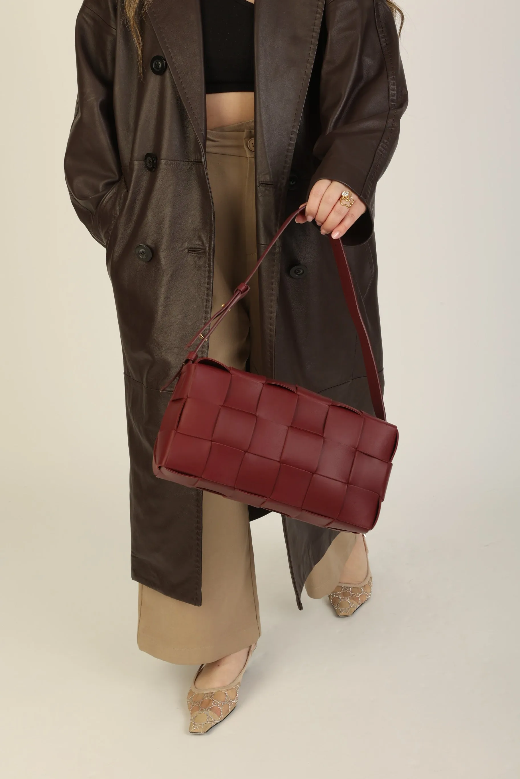 Chic Bottega Veneta Cassette Shoulder Bag in Brick Red