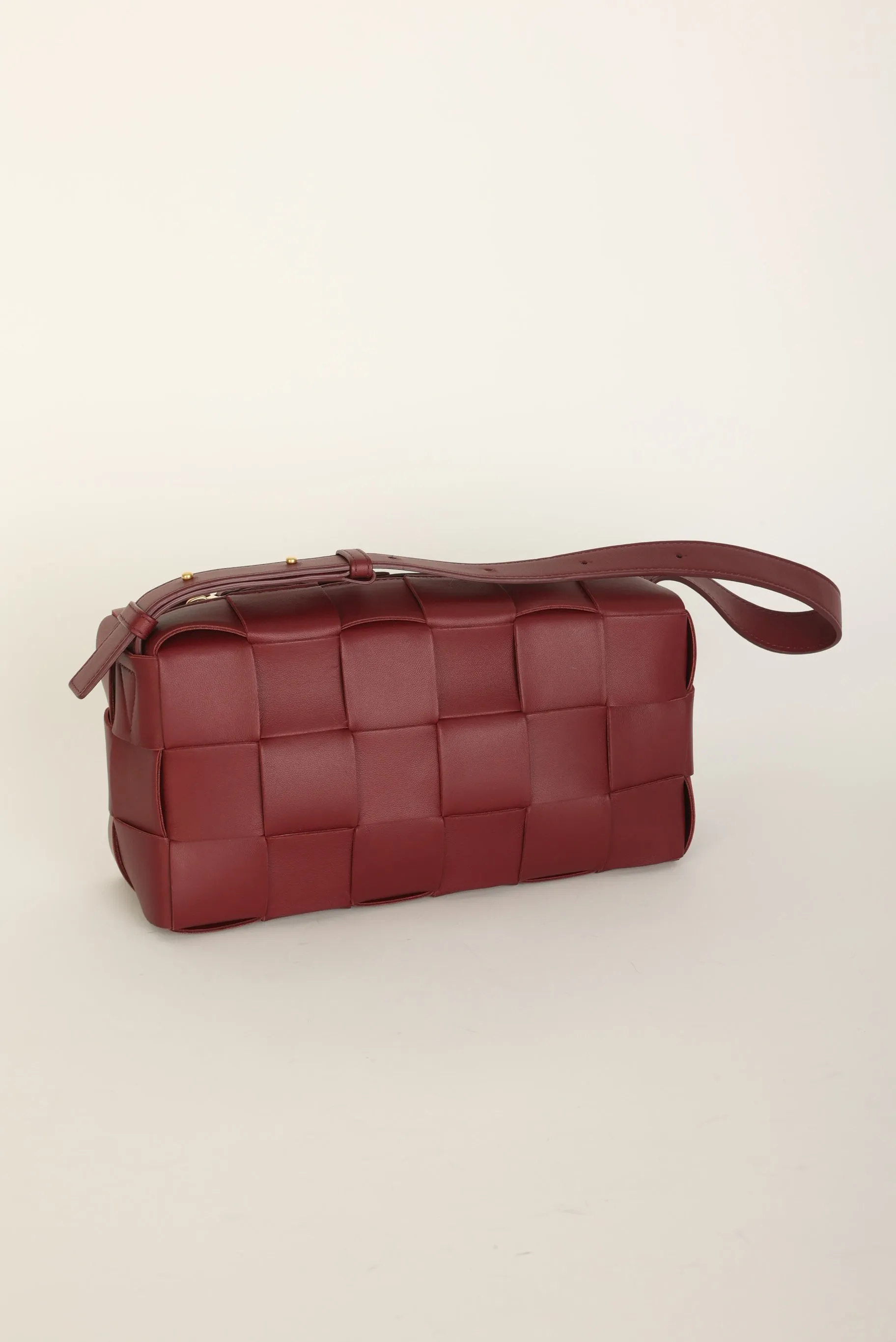 Chic Bottega Veneta Cassette Shoulder Bag in Brick Red