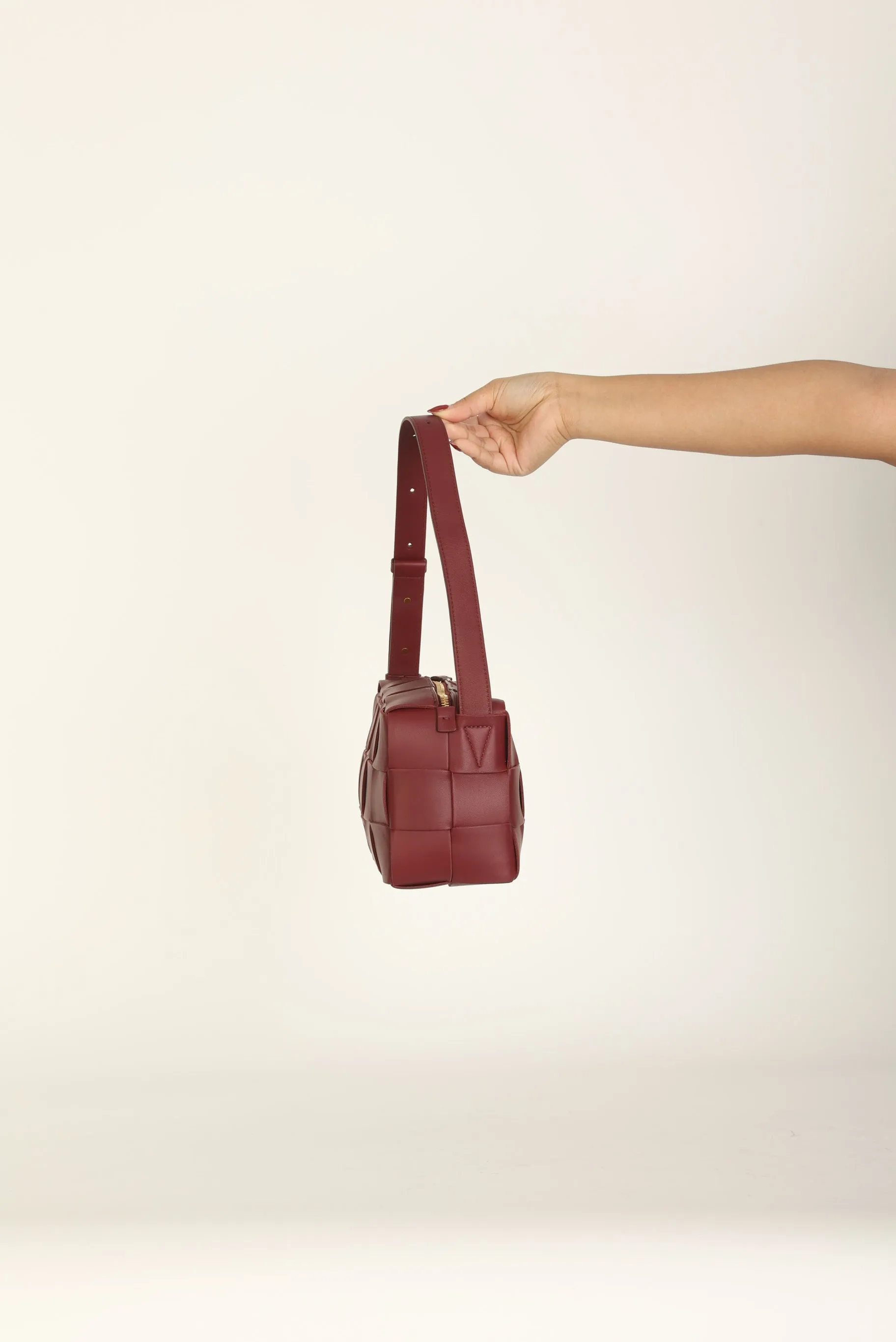 Chic Bottega Veneta Cassette Shoulder Bag in Brick Red