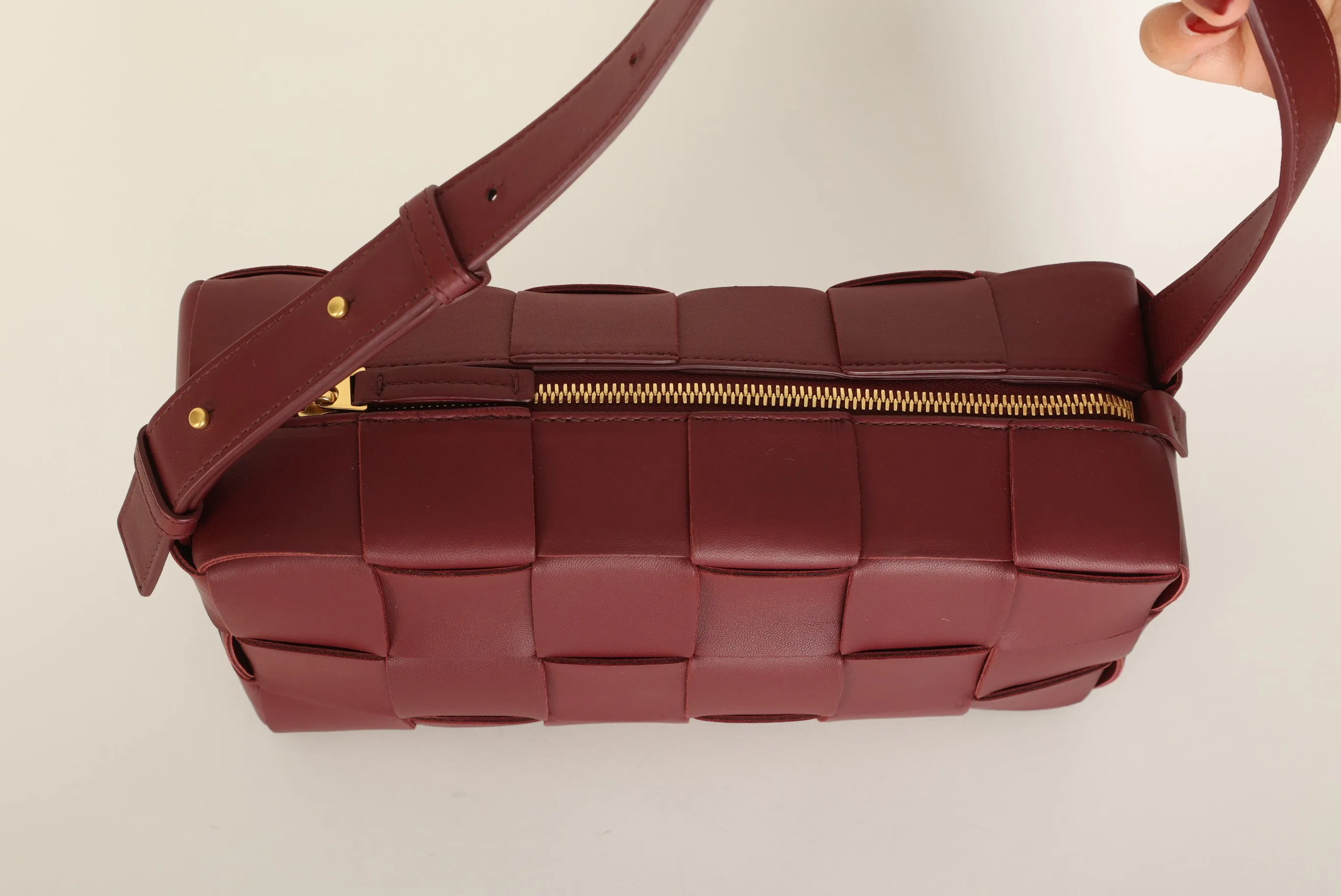 Chic Bottega Veneta Cassette Shoulder Bag in Brick Red