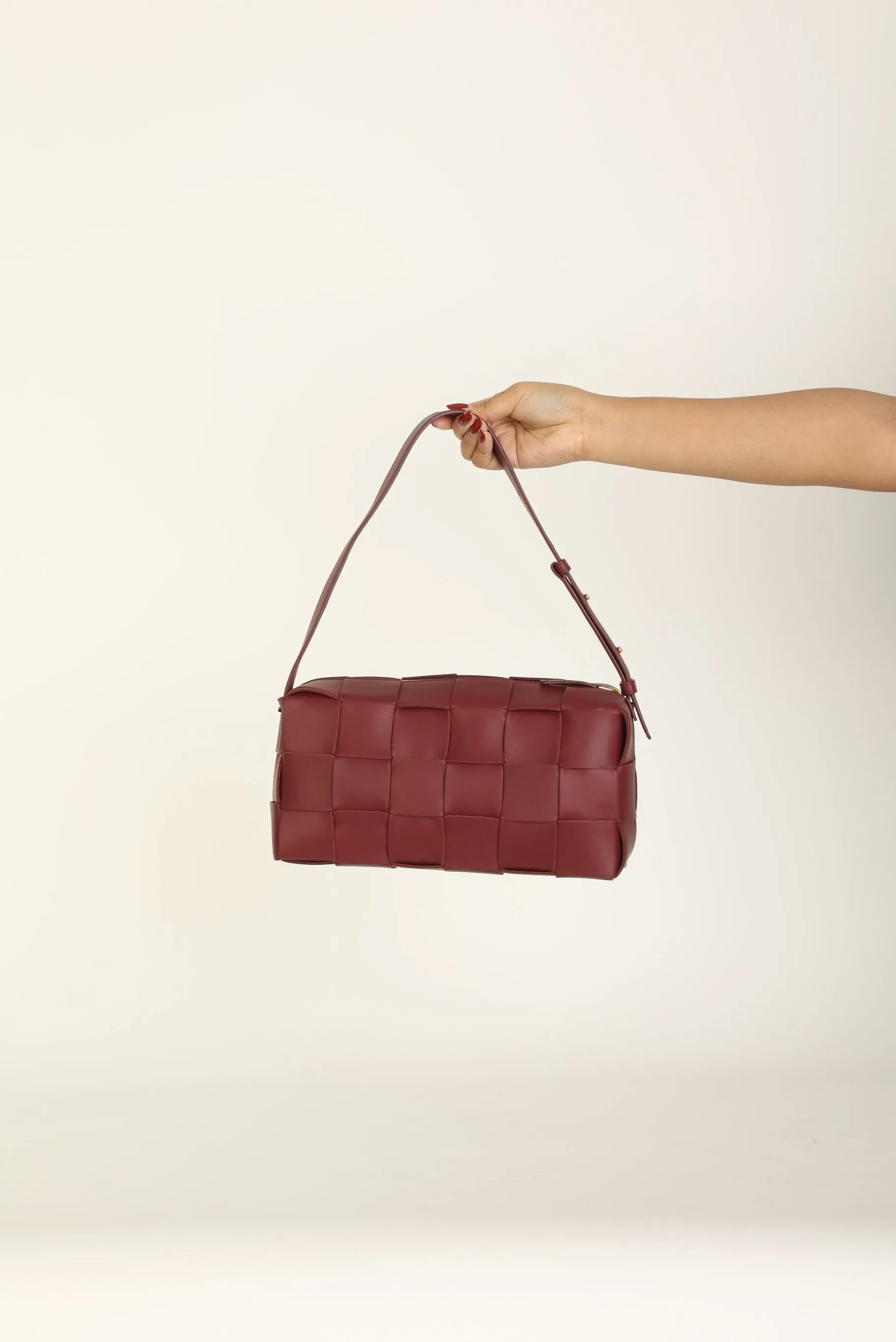 Chic Bottega Veneta Cassette Shoulder Bag in Brick Red