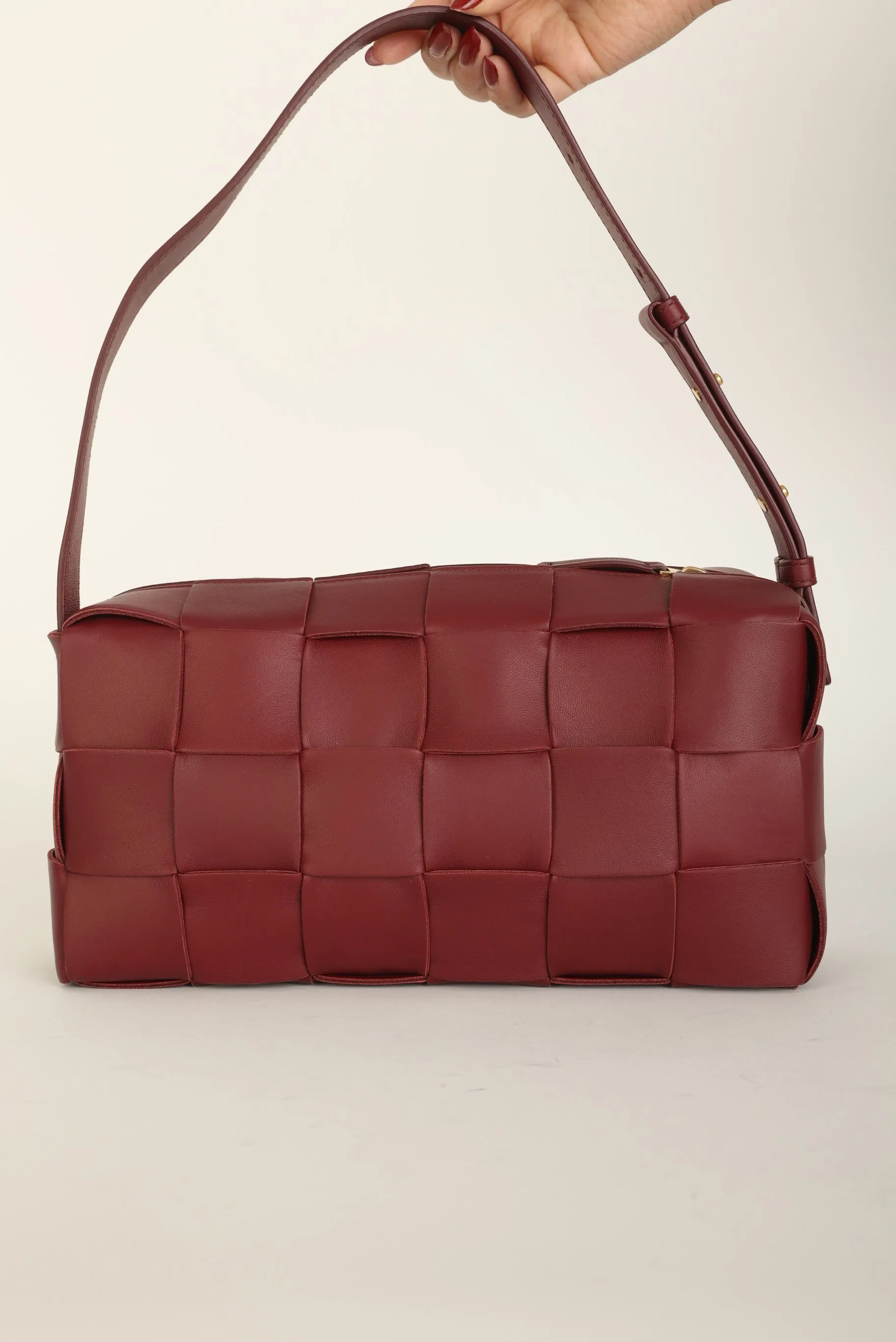 Chic Bottega Veneta Cassette Shoulder Bag in Brick Red