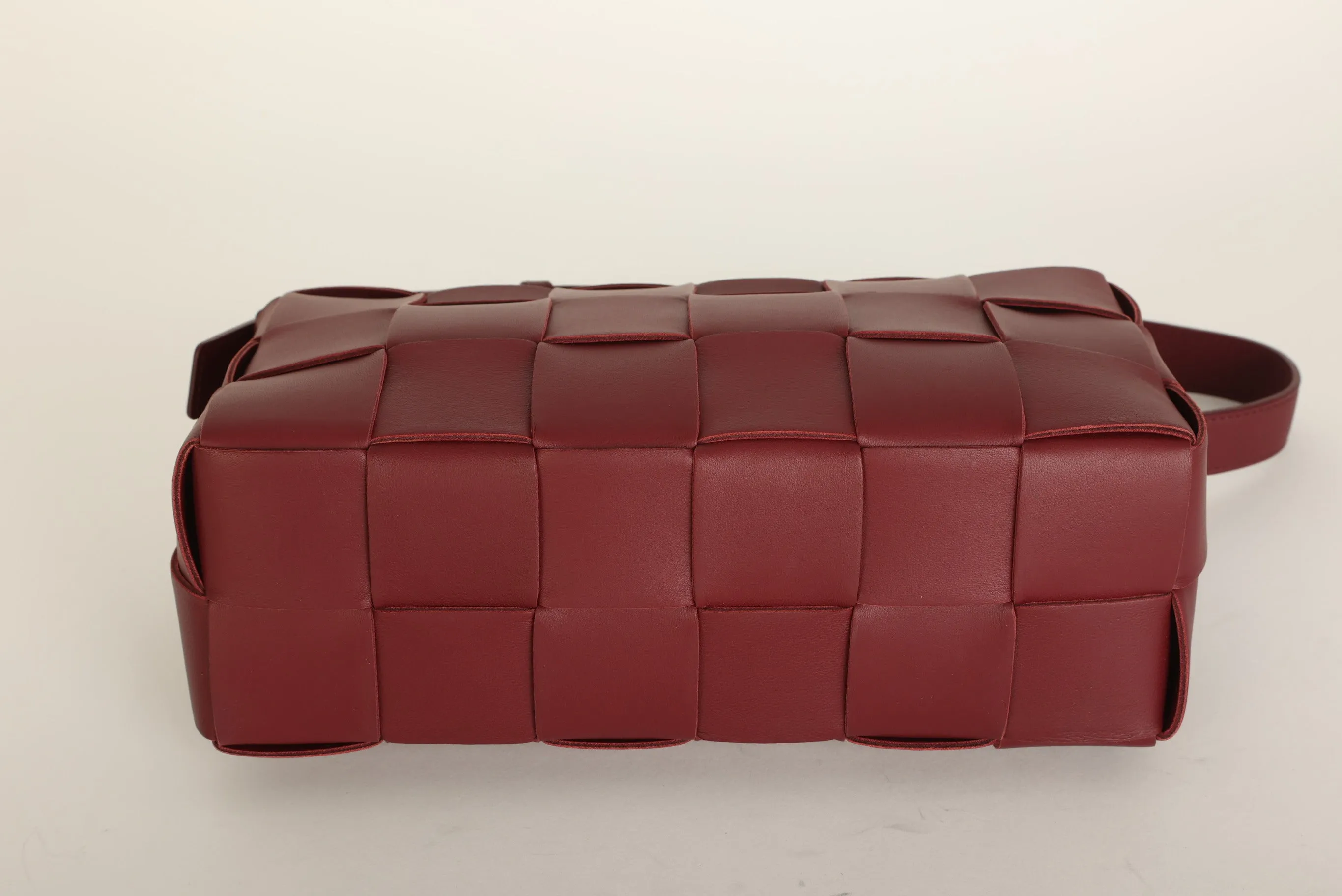 Chic Bottega Veneta Cassette Shoulder Bag in Brick Red