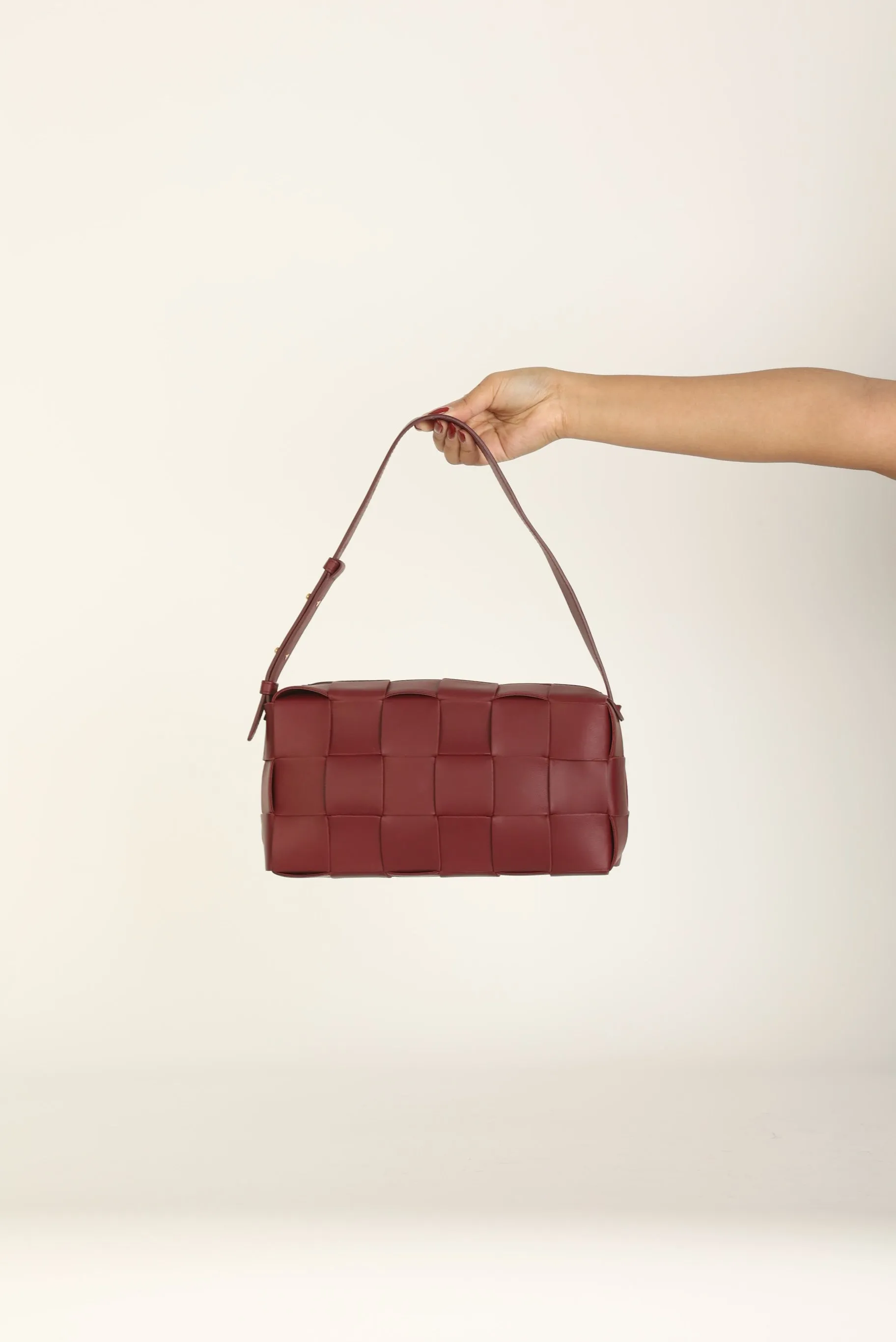 Chic Bottega Veneta Cassette Shoulder Bag in Brick Red