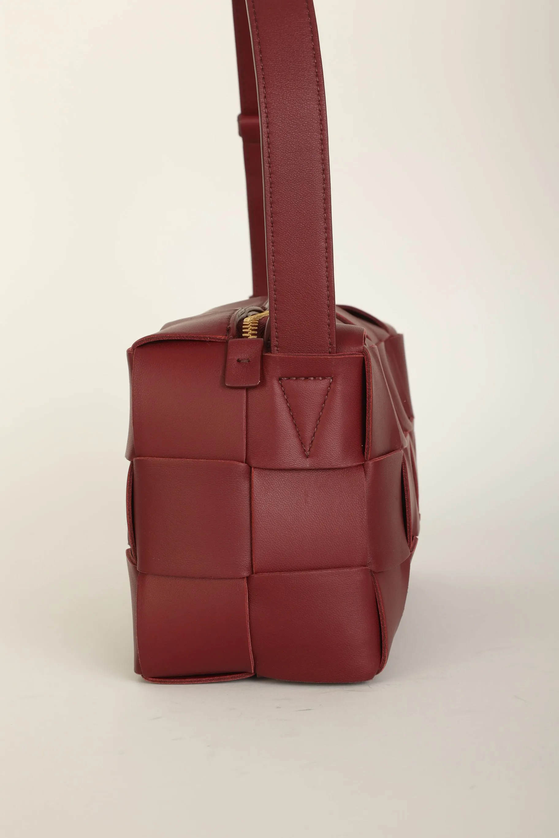 Chic Bottega Veneta Cassette Shoulder Bag in Brick Red