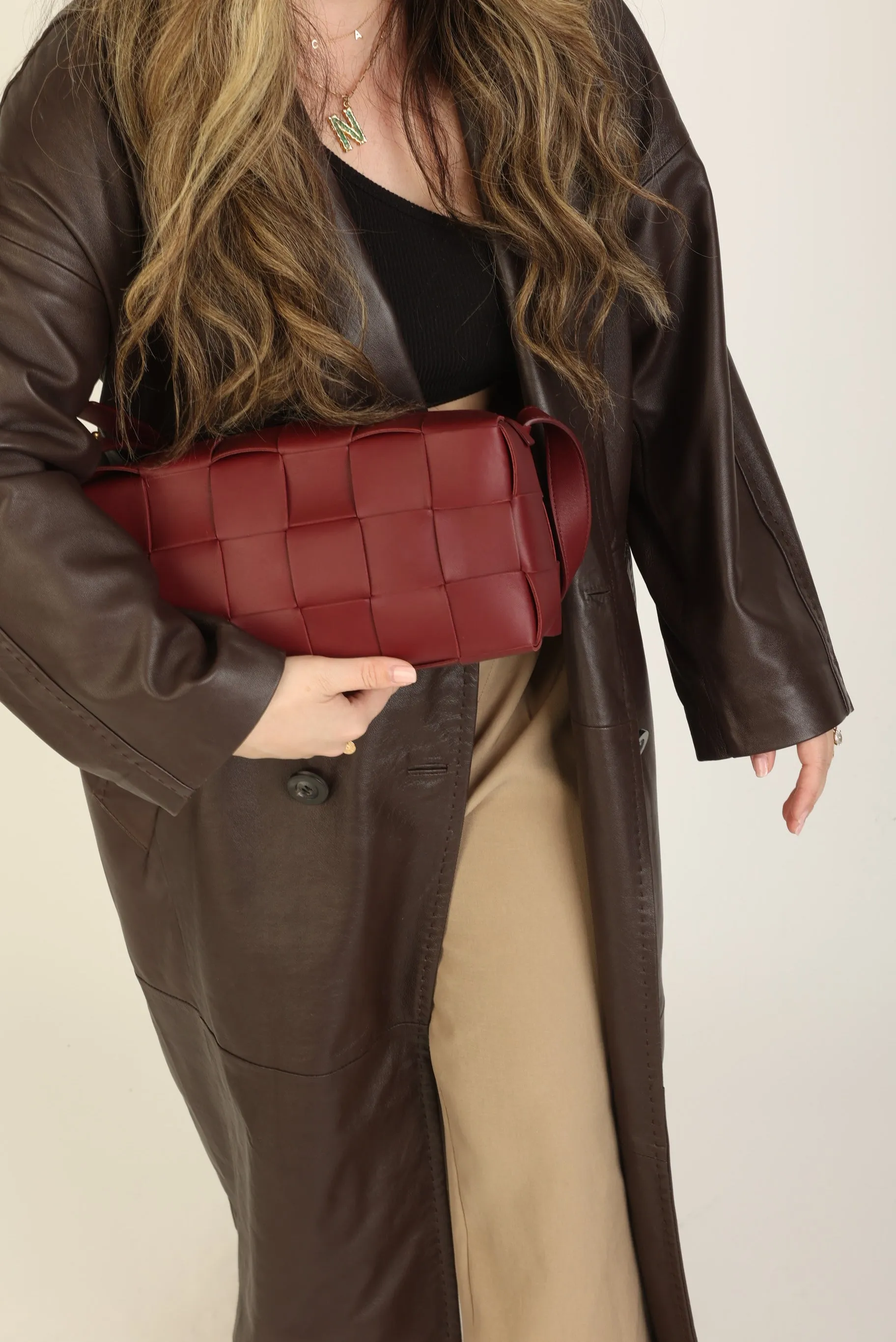 Chic Bottega Veneta Cassette Shoulder Bag in Brick Red