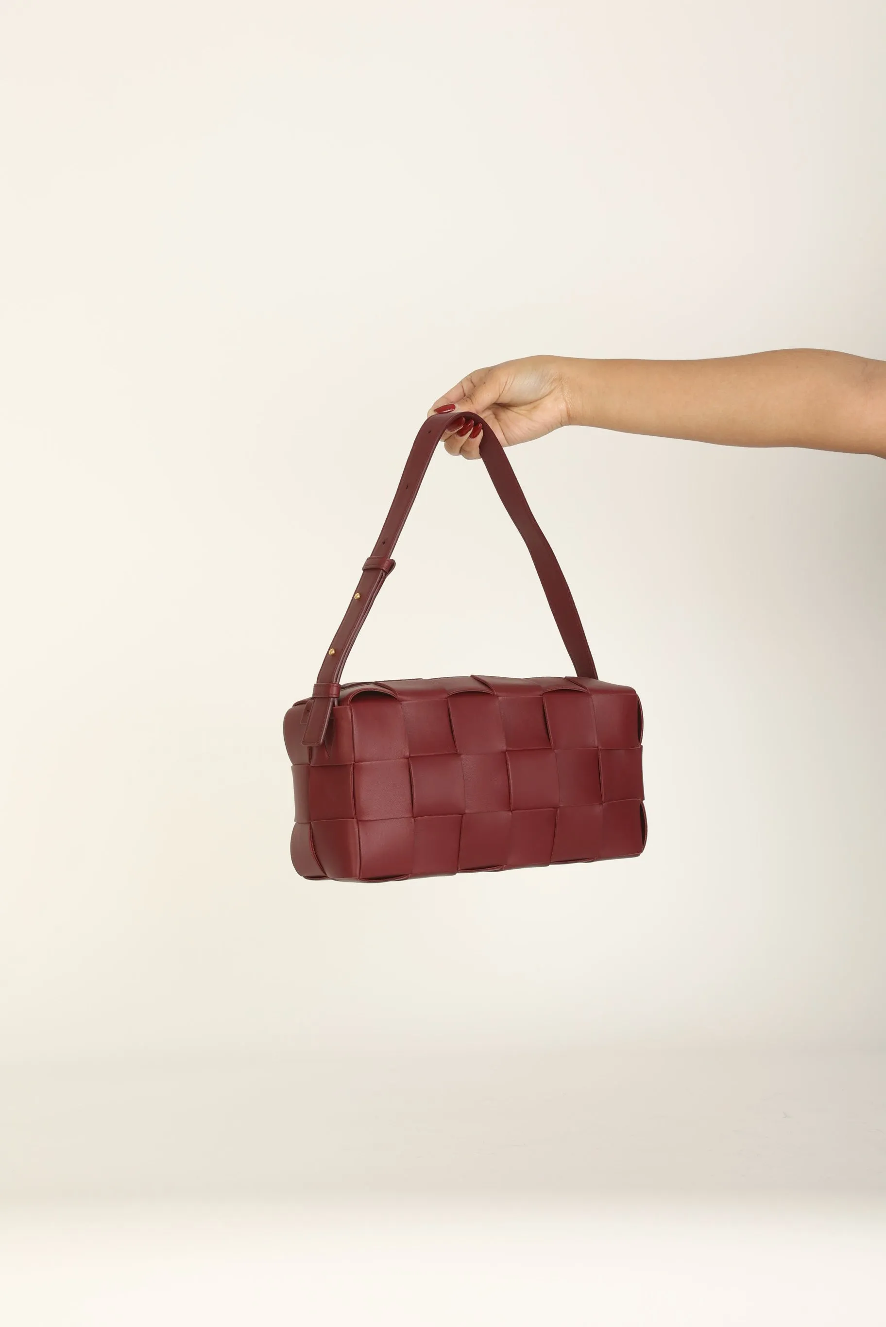 Chic Bottega Veneta Cassette Shoulder Bag in Brick Red