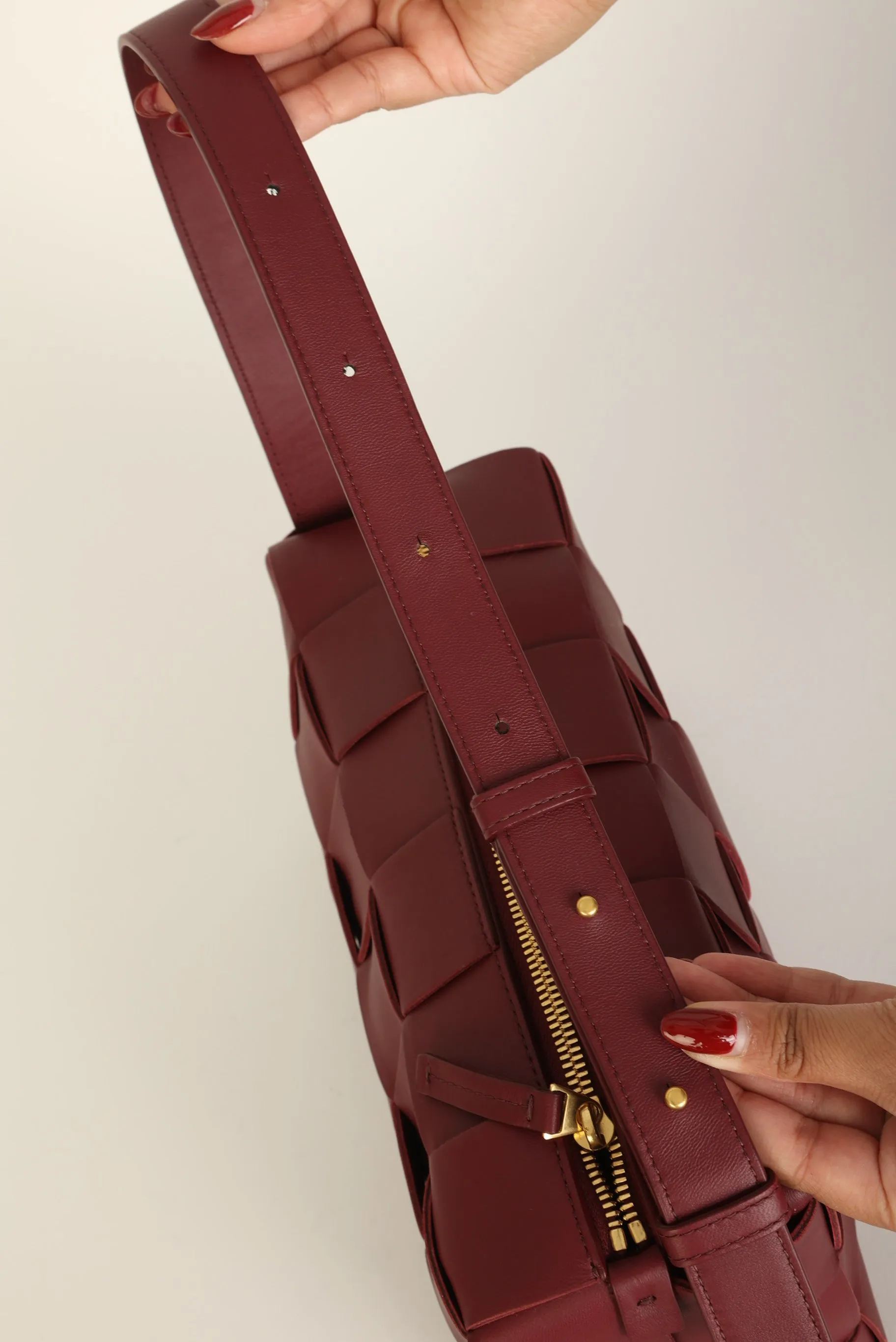 Chic Bottega Veneta Cassette Shoulder Bag in Brick Red