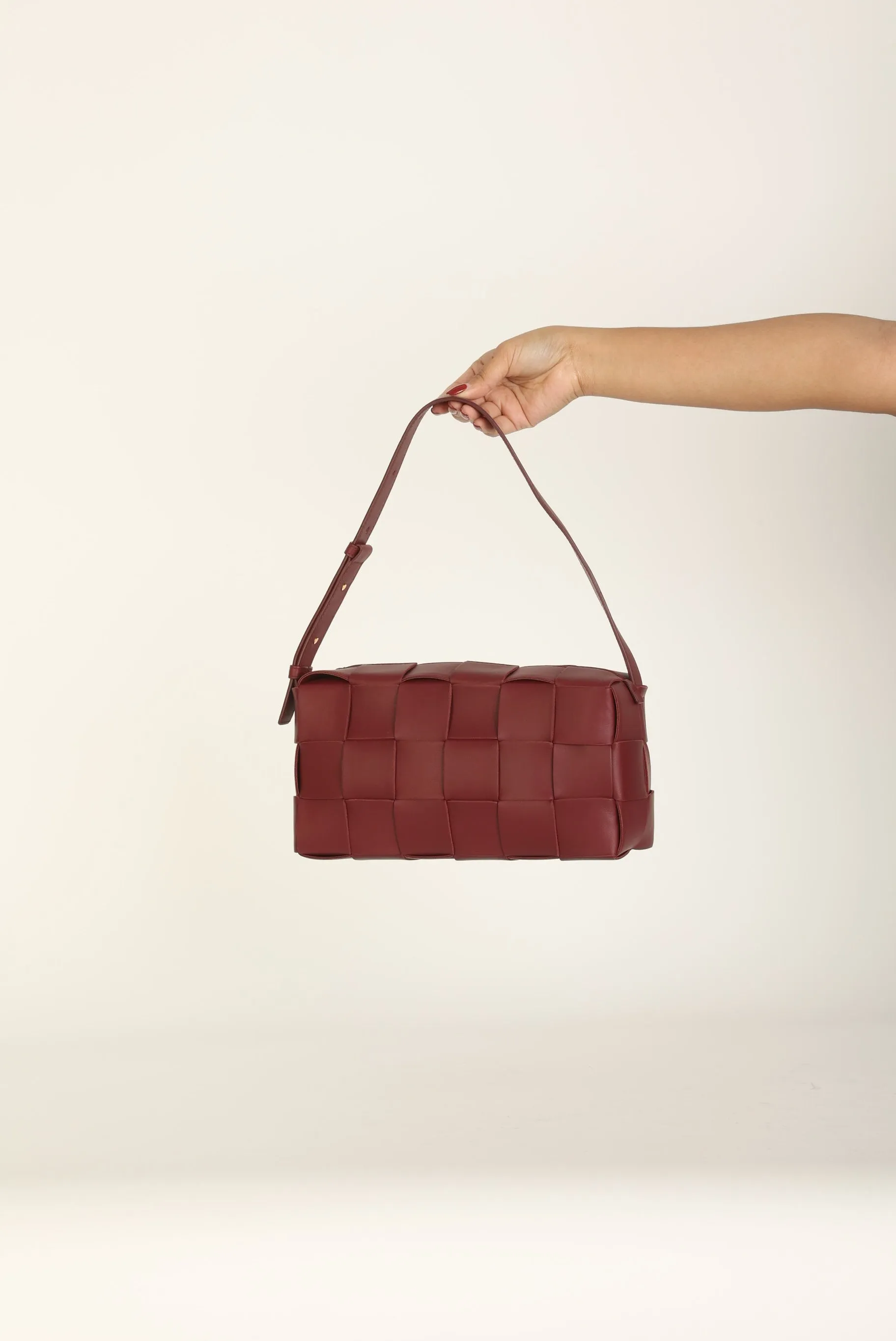 Chic Bottega Veneta Cassette Shoulder Bag in Brick Red