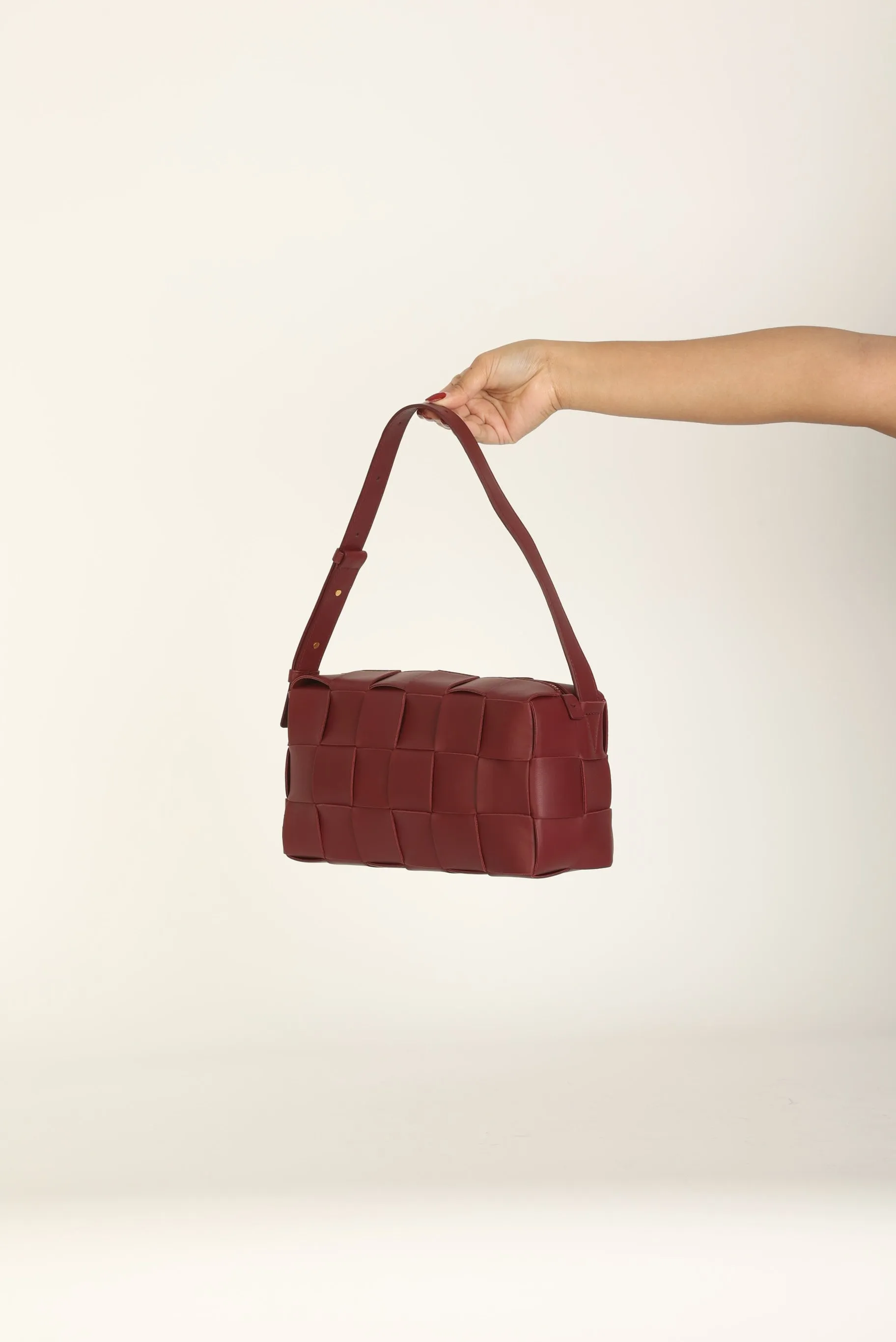 Chic Bottega Veneta Cassette Shoulder Bag in Brick Red