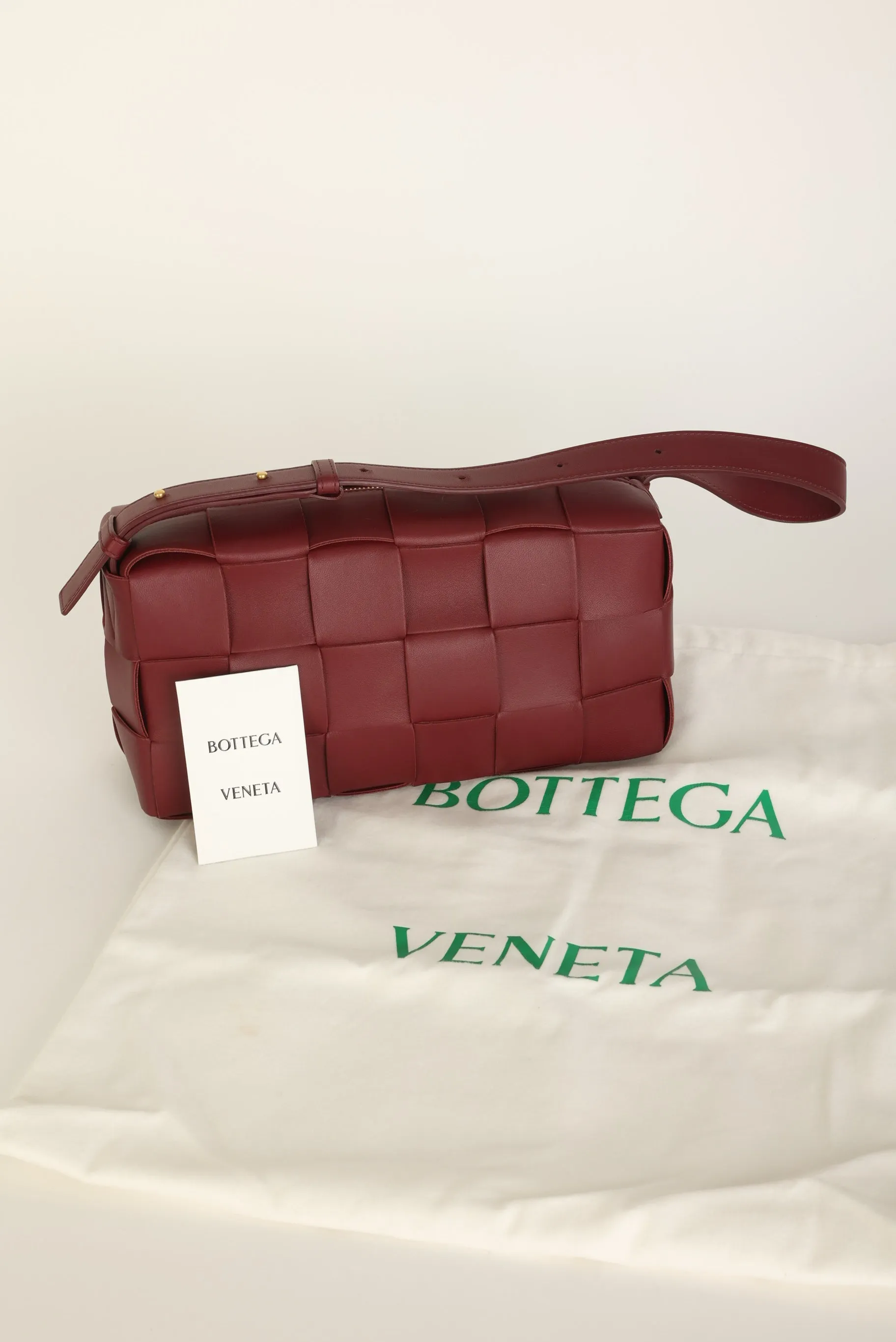 Chic Bottega Veneta Cassette Shoulder Bag in Brick Red