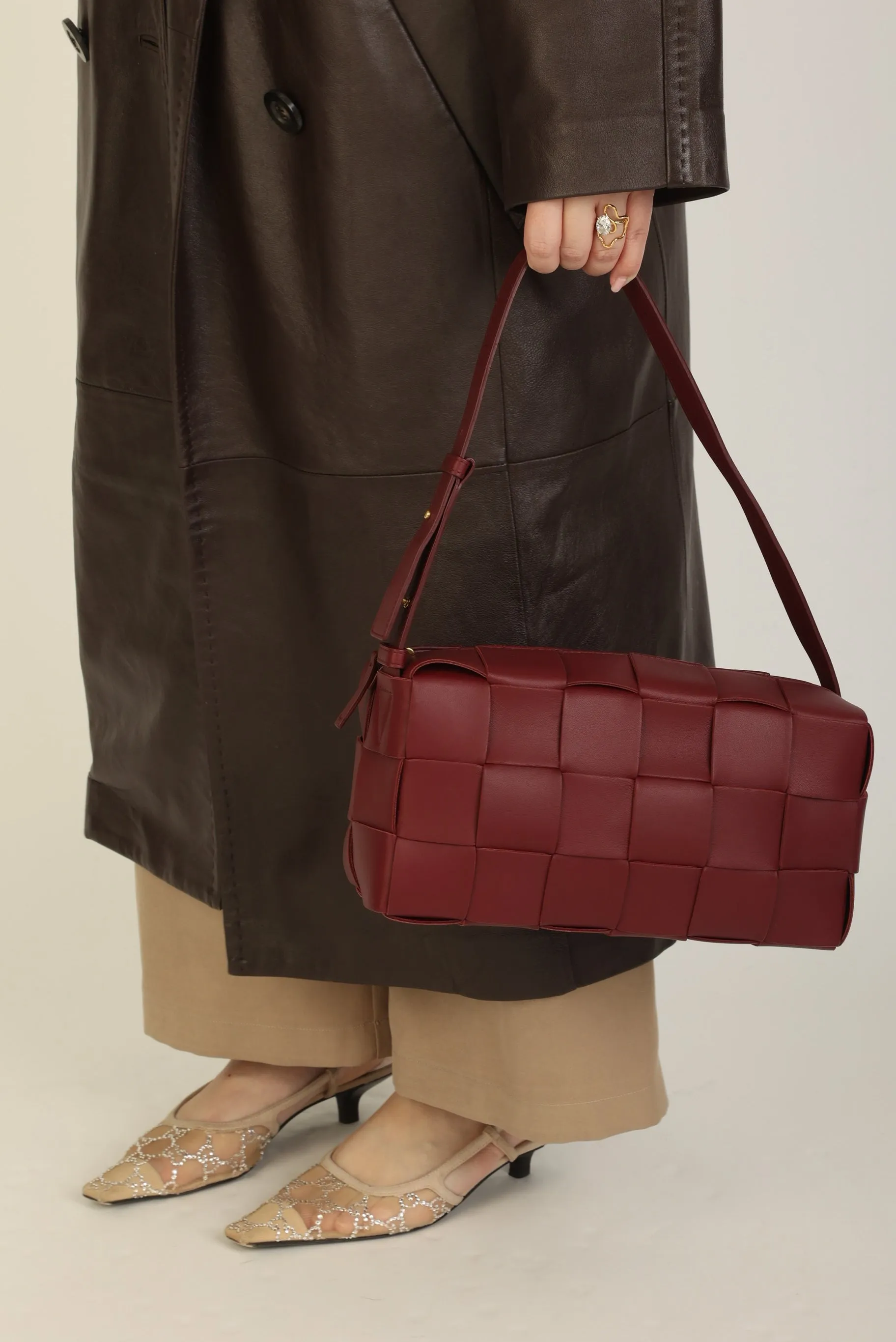 Chic Bottega Veneta Cassette Shoulder Bag in Brick Red